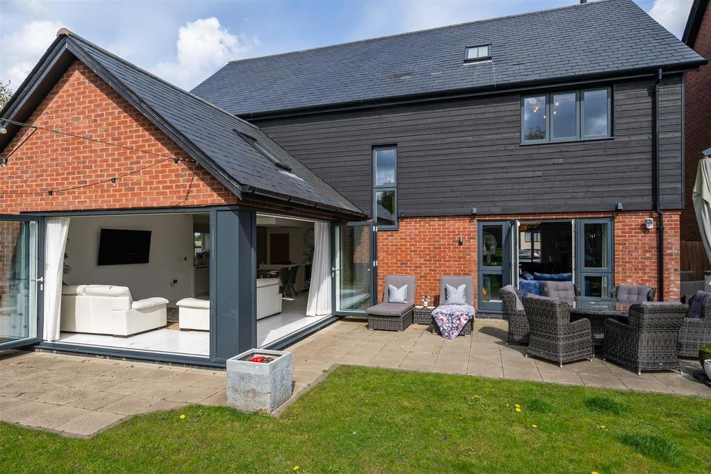 9 Aylesbury Court 60.jpg