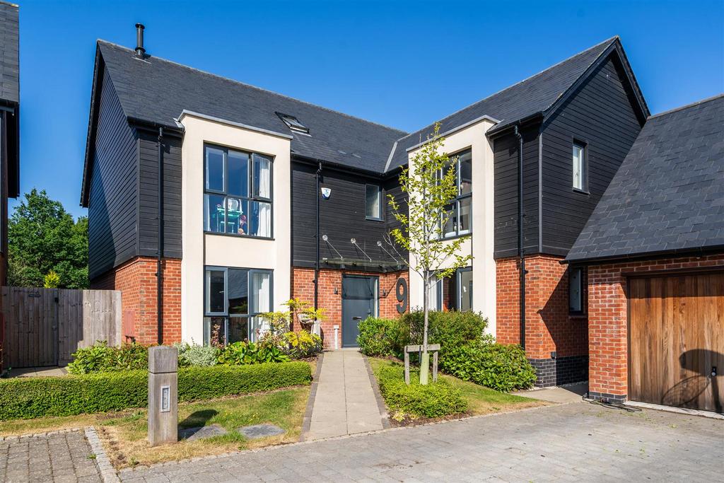 9 Aylesbury Court 7.jpg