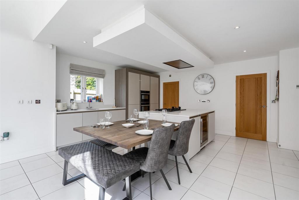 9 Aylesbury Court 25.jpg