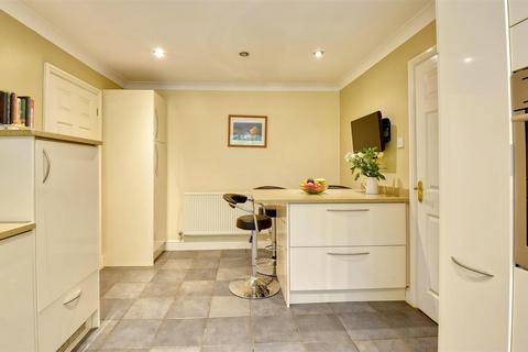 87 Colonel Stephens Way, Tenterden, TN30 6EW