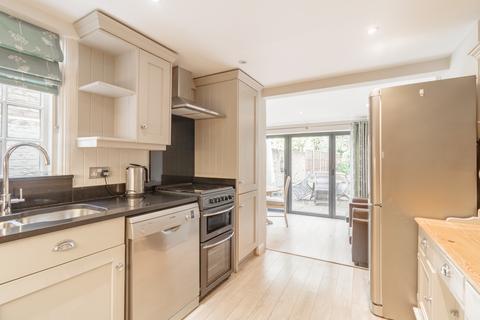 2 bedroom terraced house to rent, Kings Road, Windsor, SL4