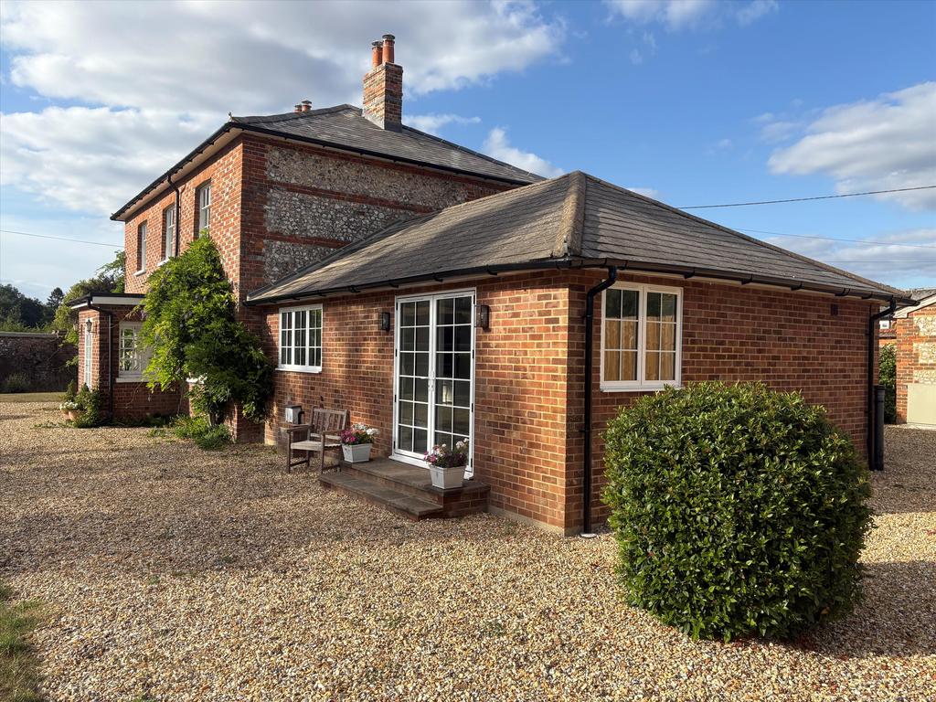 House in Andover - View 4