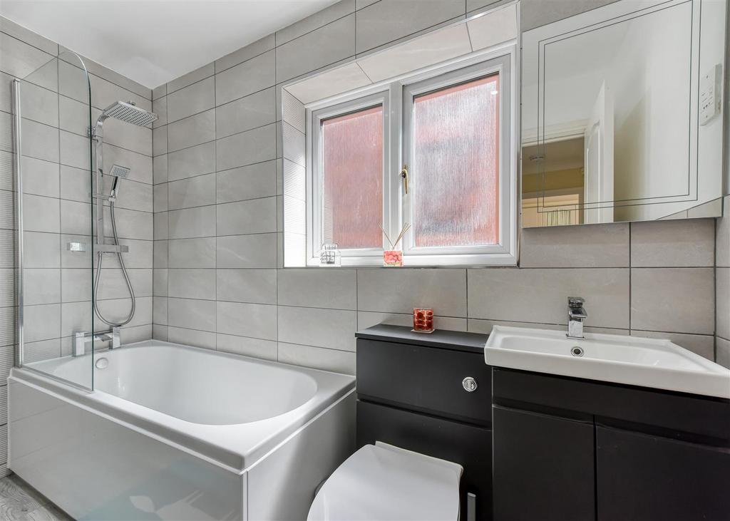 35 Penleigh Gardens-bathroom MAY25.jpg