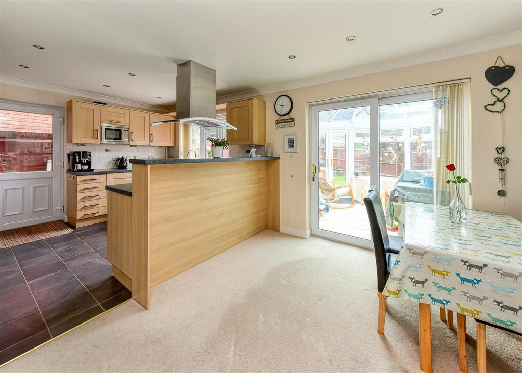 35 Penleigh Gardens-dining.jpg