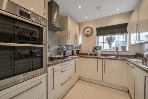 2 bedroom maisonette for sale, The Greenway, Epsom, Surrey. KT18