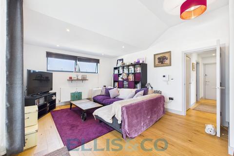 2 bedroom penthouse for sale, Lyons Crescent, Tonbridge, Kent, TN9