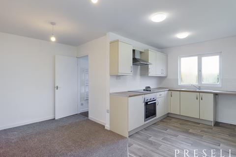 2 bedroom flat to rent, Bush Lodge