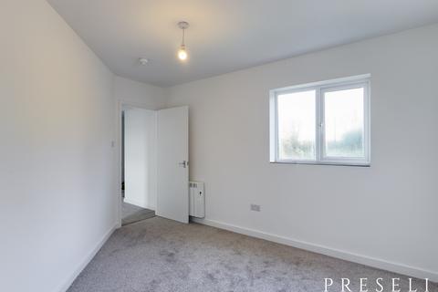 2 bedroom flat to rent, Bush Lodge