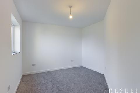2 bedroom flat to rent, Bush Lodge