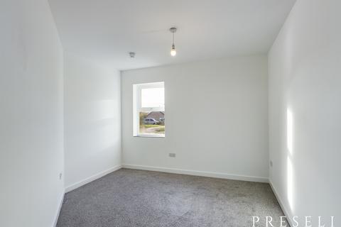 2 bedroom flat to rent, Bush Lodge