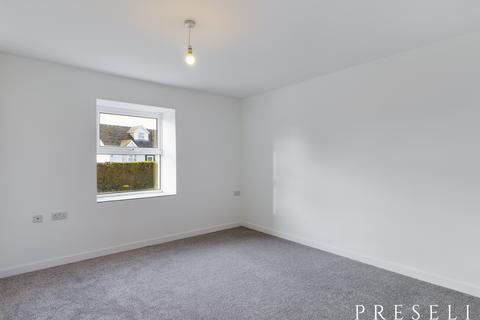 2 bedroom flat to rent, Bush Lodge