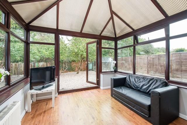 This charming garden room features ample natura...