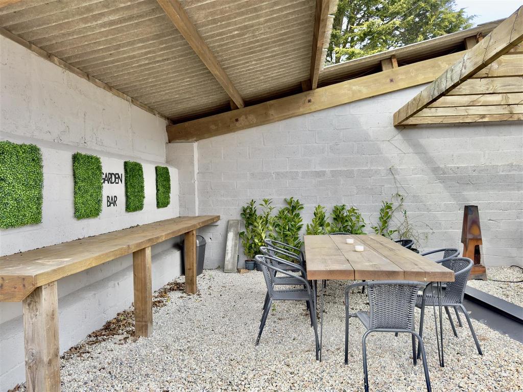 OUTSIDE DINING AREA II.jpeg