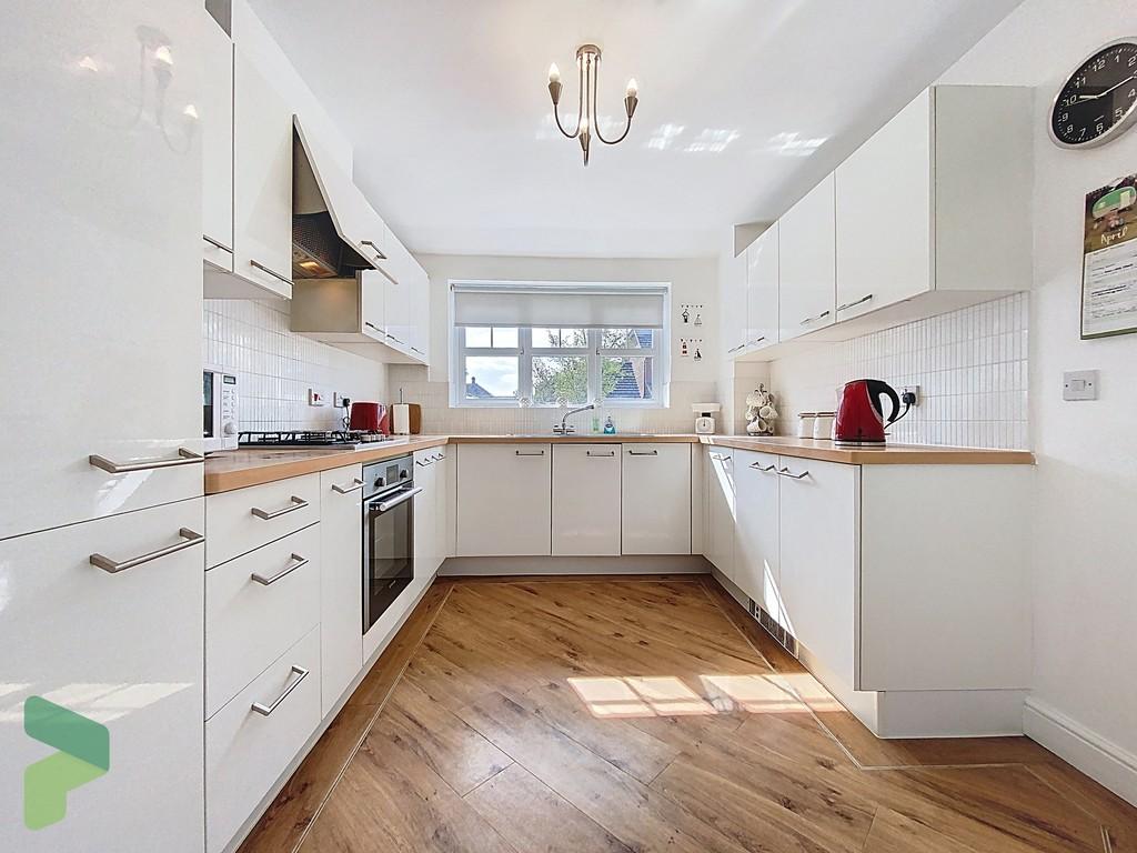 Fully Fitted Kitchen