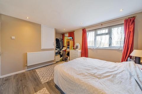 2 Buckden Close, London, SE12 8AB