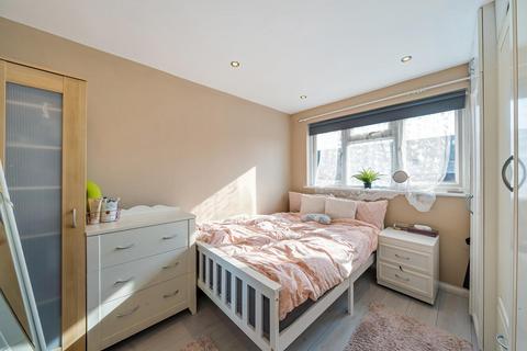 2 Buckden Close, London, SE12 8AB