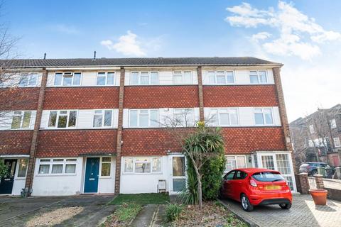 2 Buckden Close, London, SE12 8AB