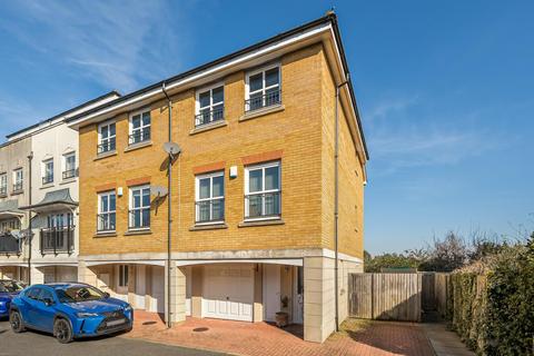 28 Glenmere Row, London, SE12 8RH