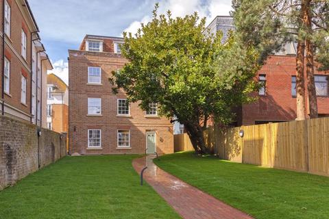 2 bedroom apartment for sale, AVAILABLE NOW - TOP FLOOR APARTMENT  Law House, Tonbridge, Kent, TN9 1FL