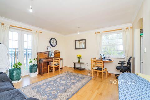 2 bedroom flat to rent, Queensberry Place, E12