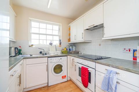 2 bedroom flat to rent, Queensberry Place, E12