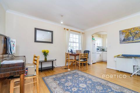 2 bedroom flat to rent, Queensberry Place, E12