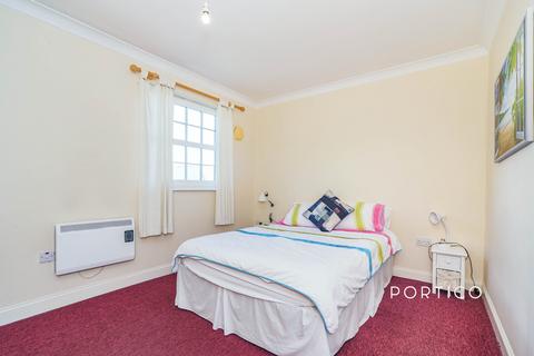 2 bedroom flat to rent, Queensberry Place, E12