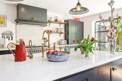 39 Arminger Road, London, W12 7BA