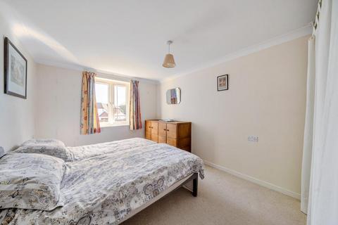 2 bedroom flat for sale, Limpsfield Road, Warlingham, Surrey, CR6 9DX