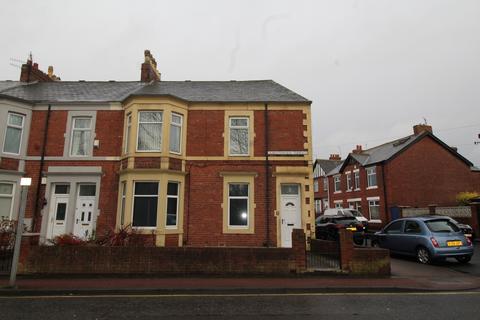 2 bedroom apartment to rent, Chesterwood Terrace, Gateshead NE10