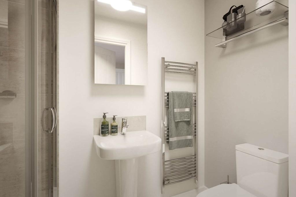 The main bedroom features an en-suite shower room