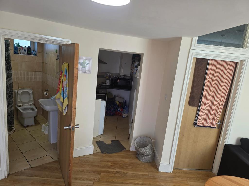 This well-maintained bathroom features modern f...