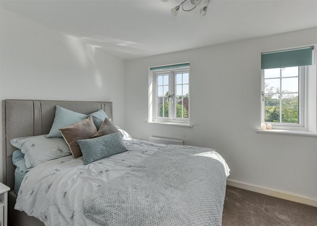 91 Shakespeare Drive-bed1.jpg