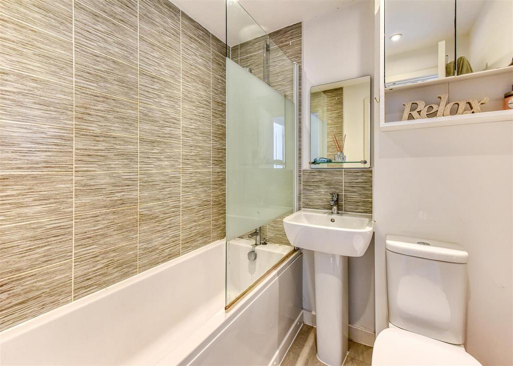 91 Shakespeare Drive-bathroom.jpg