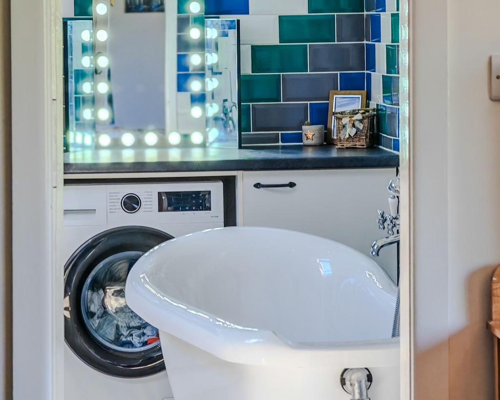 Into the En Suite / Utility Room