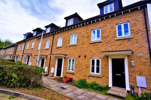 3 bedroom terraced house to rent, Horace Road, Rochester, ME2