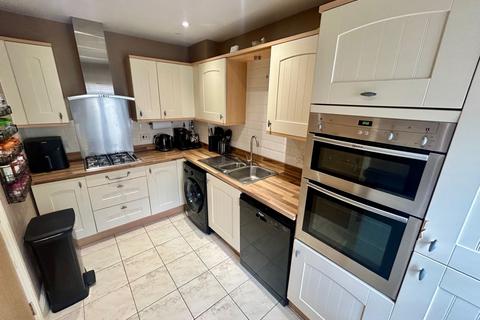 3 bedroom terraced house to rent, Horace Road, Rochester, ME2
