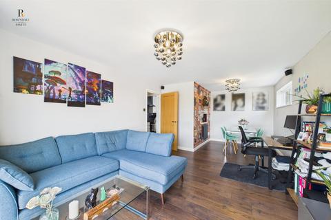 2 bedroom apartment for sale, Twickenham Close, Beddington, CR0