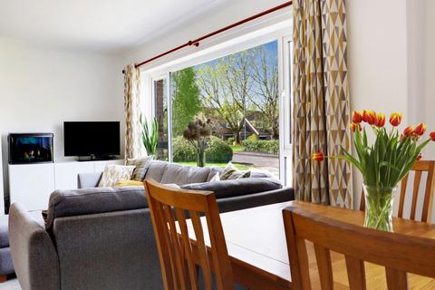 7 Blewfield, Godalming, GU7 1TR