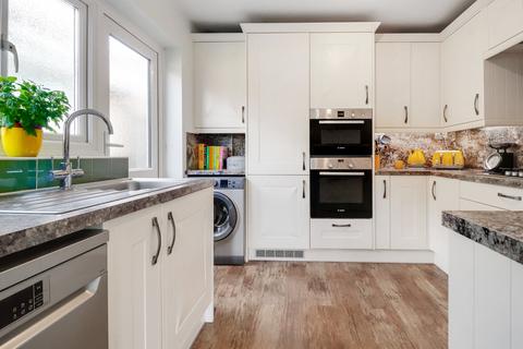 7 Blewfield, Godalming, GU7 1TR