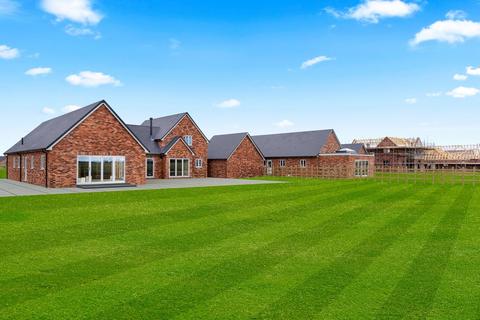 4 bedroom detached house for sale, Sister Elms Drive , Sedgeberrow, Evesham, WR11