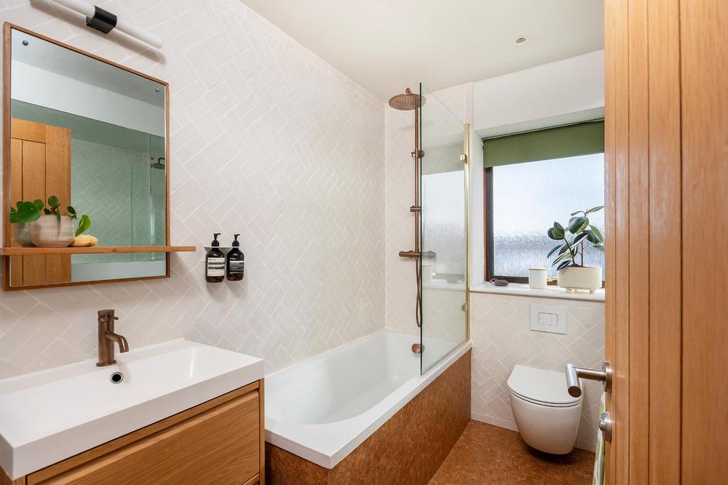 3 R2 MHS - Bathroom B.jpg
