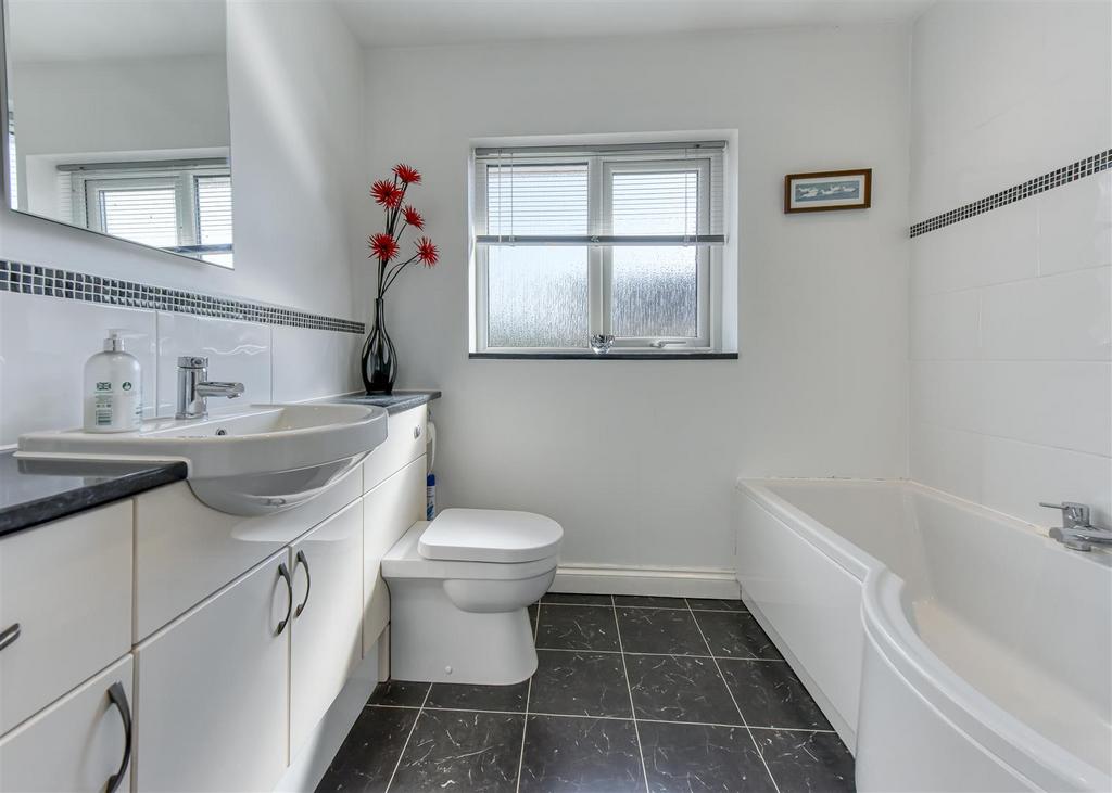 2 Yew Tree Gardens-bathroom.jpg