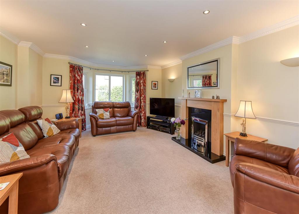 2 Yew Tree Gardens-lounge1.jpg