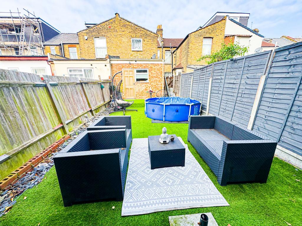 Sheringham Av E15