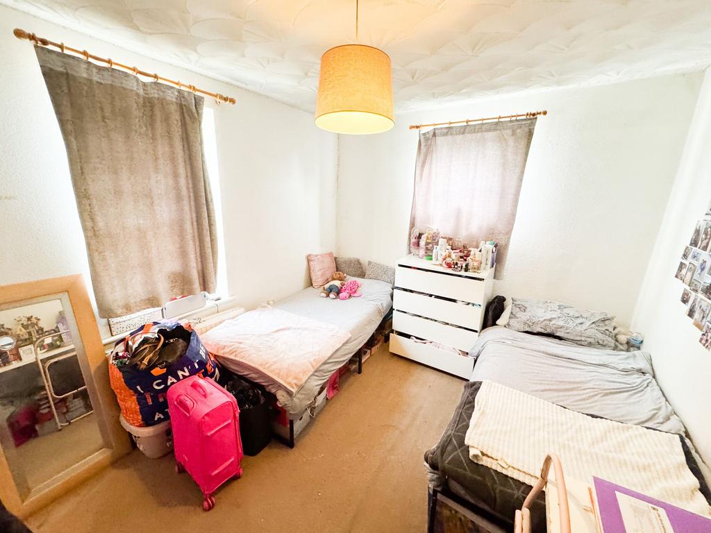 Sheringham Av E15