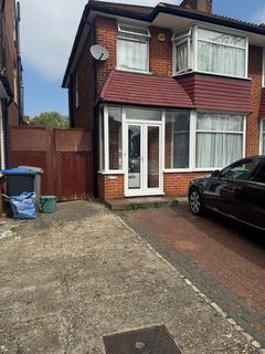 3 bedroom semi-detached house to rent, Kingsbury , NW9