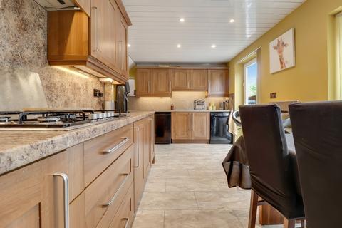 4 bedroom semi-detached house for sale, Deneside, Ossett, West Yorkshire, WF5