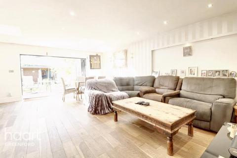 141 Ravenor Park Road, Greenford, UB6 9QZ