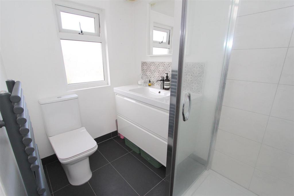 Bed 1 en-suite.JPG
